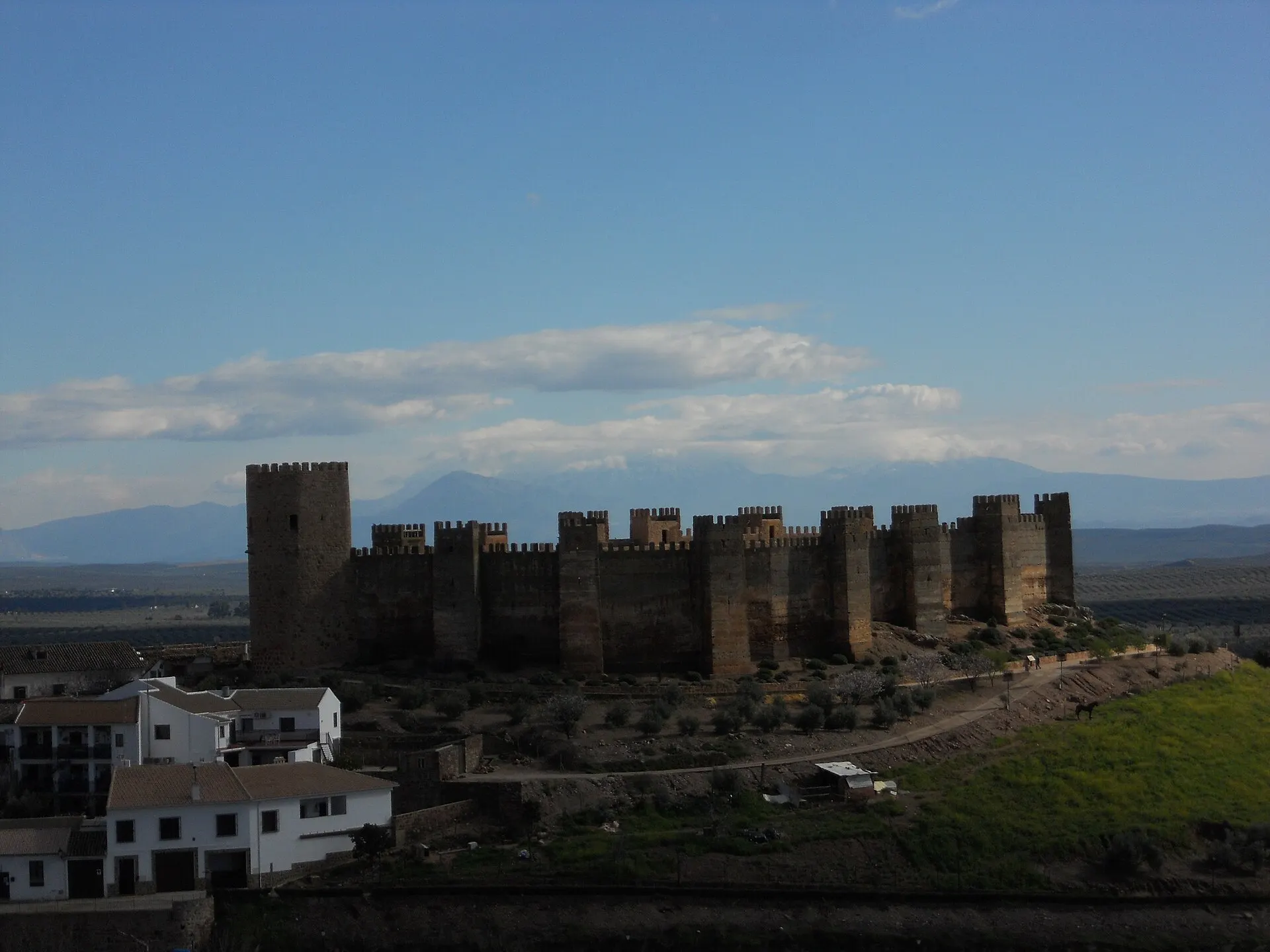 El castillo de Burgalimar sobre Baños de la Encina