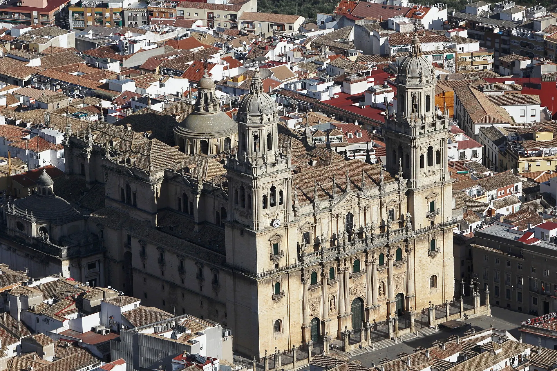 La catedral de Jaén sobre los tejados de la ciudad, vista desde el castillo de Santa Catalina