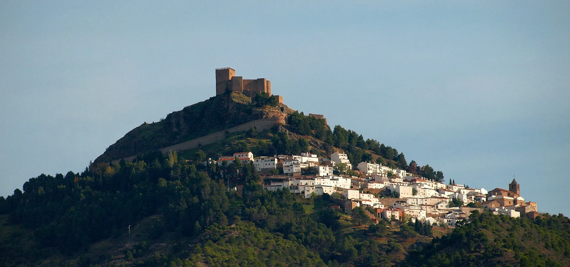 Segura de la Sierra, con el castillo sobre las casas blancas